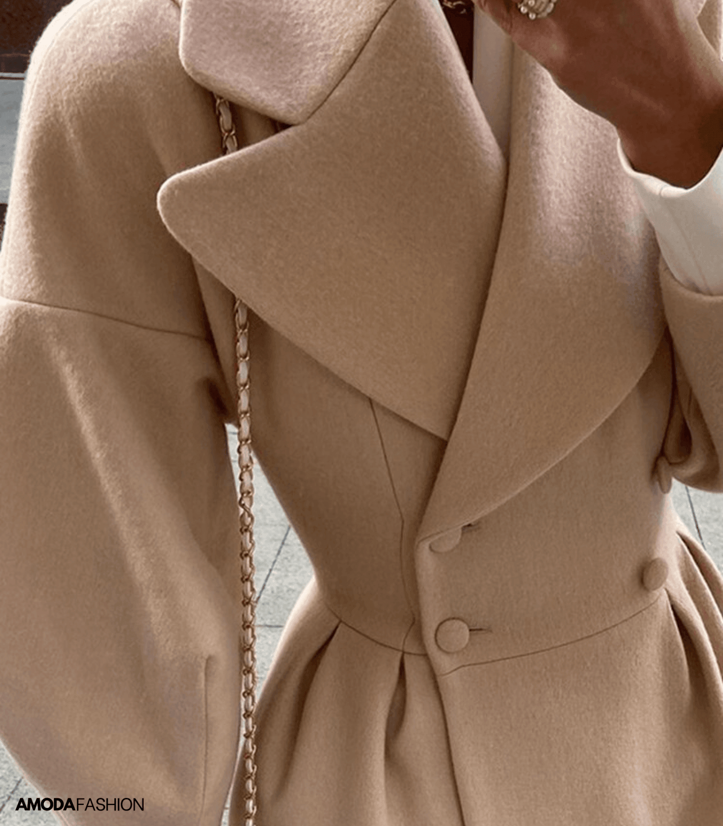 Lantaarnmouwen over jas met kraag