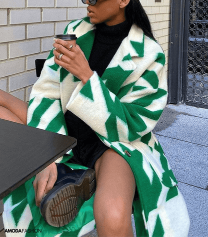 Dikke wollen jas met opdruk en zakken