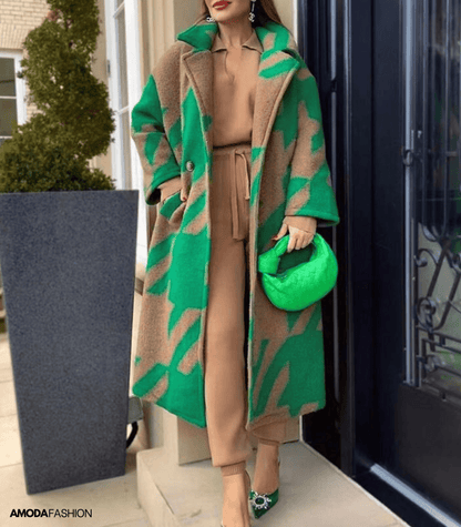 Dikke wollen jas met opdruk en zakken