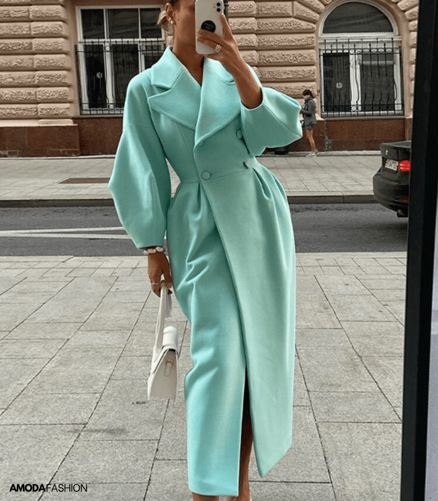 Lantaarnmouwen over jas met kraag