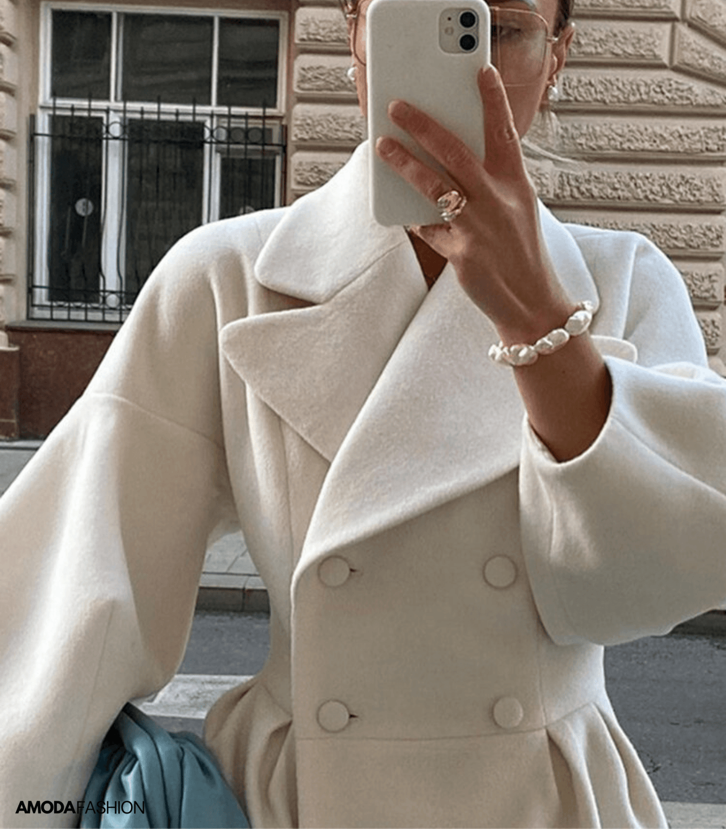 Lantaarnmouwen over jas met kraag