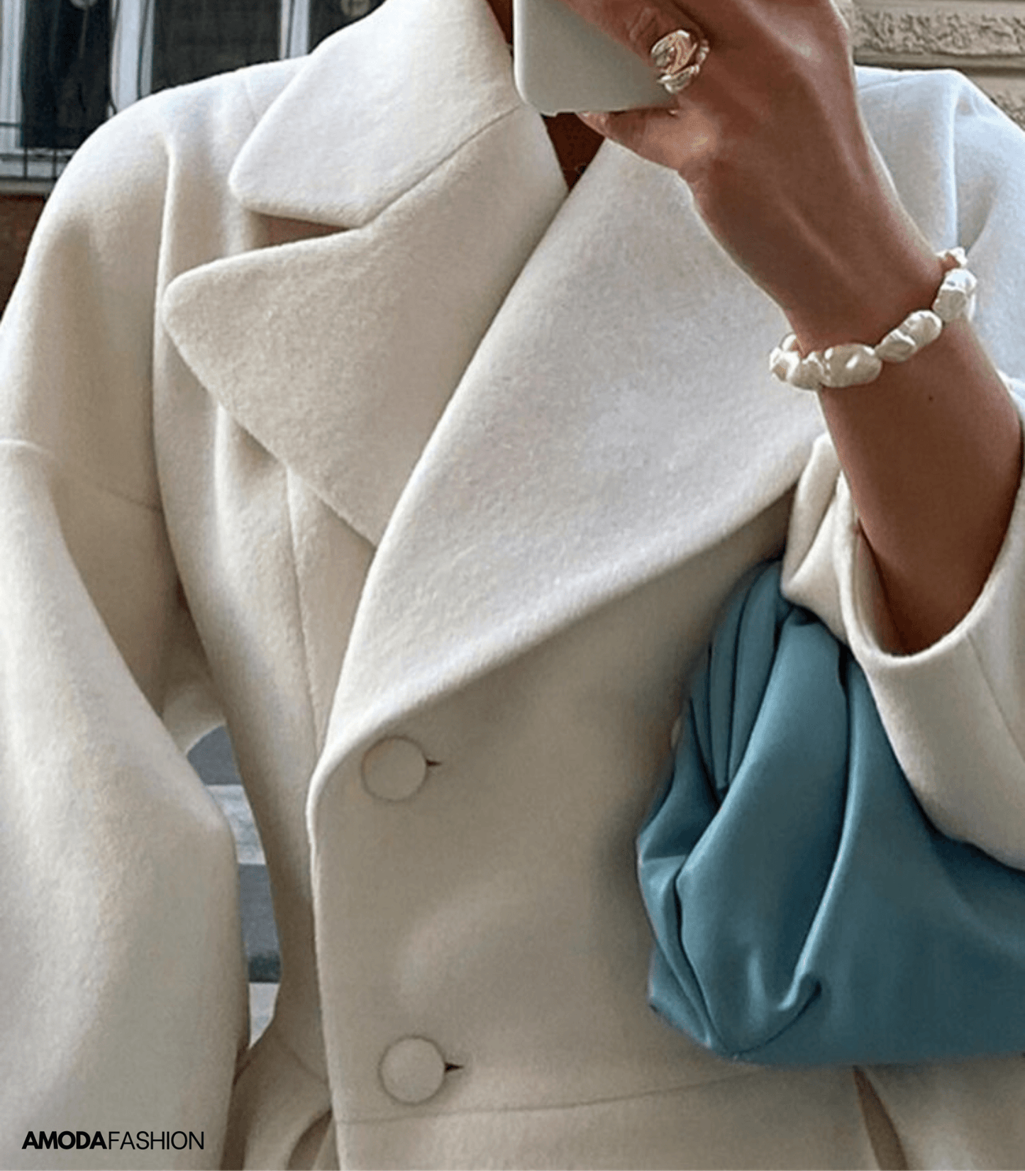 Lantaarnmouwen over jas met kraag