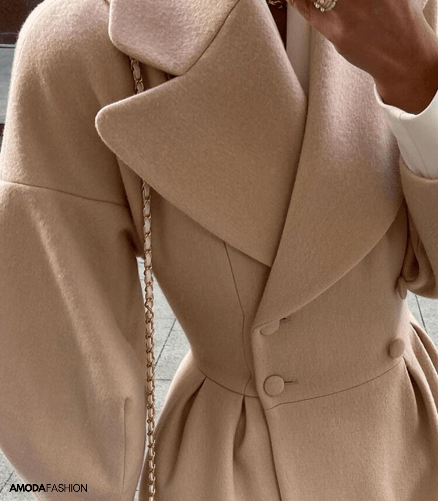 Lantaarnmouwen over jas met kraag