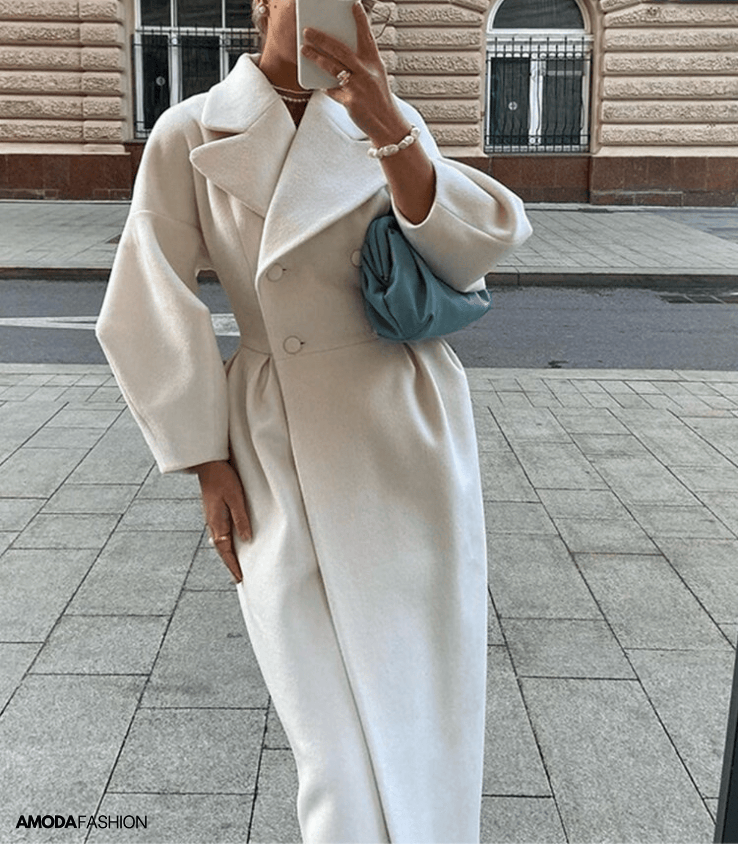 Lantaarnmouwen over jas met kraag