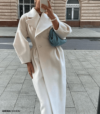 Lantaarnmouwen over jas met kraag