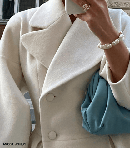 Lantaarnmouwen over jas met kraag