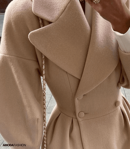 Lantaarnmouwen over jas met kraag