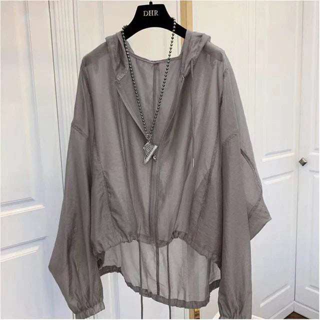 Lori's doorschijnende jas