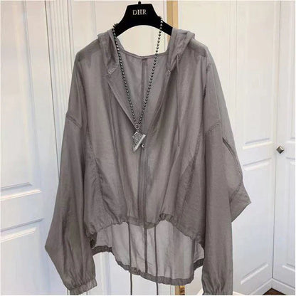 Lori's doorschijnende jas